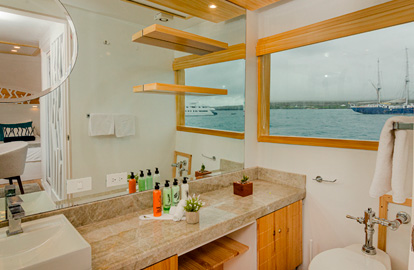 Baño de la cabina Suite Matrimonial con balcón del Yate Sea Star Galápagos